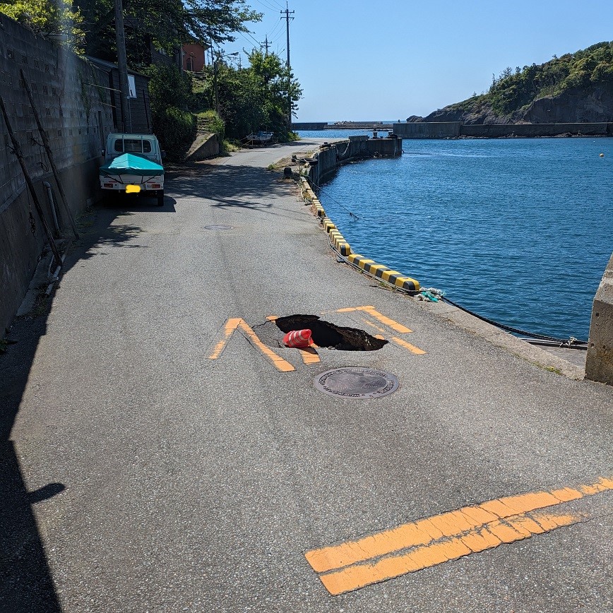 道路に穴