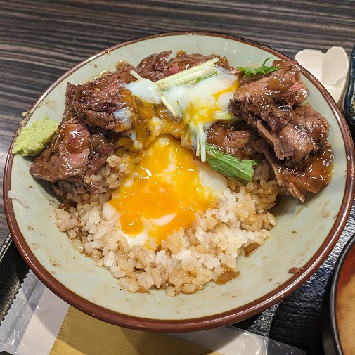 玉子をかけたステーキ丼